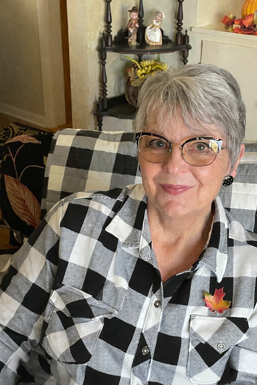 Smiling_woman_in_autumn-themed_living_room
